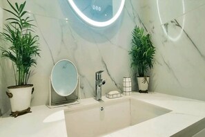 Dusche, Haartrockner, Handtücher, Seife