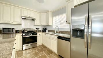 Microondas, horno, placa de cocina y lavavajillas