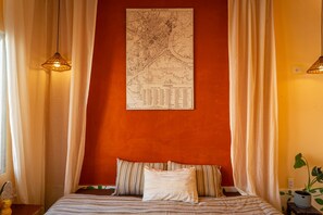Comfort tweepersoonskamer | Individueel gedecoreerd, individueel gemeubileerd, een bureau