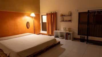 Classic Room | Dihias secara berasingan, dilengkapkan perabot secara berasingan, meja