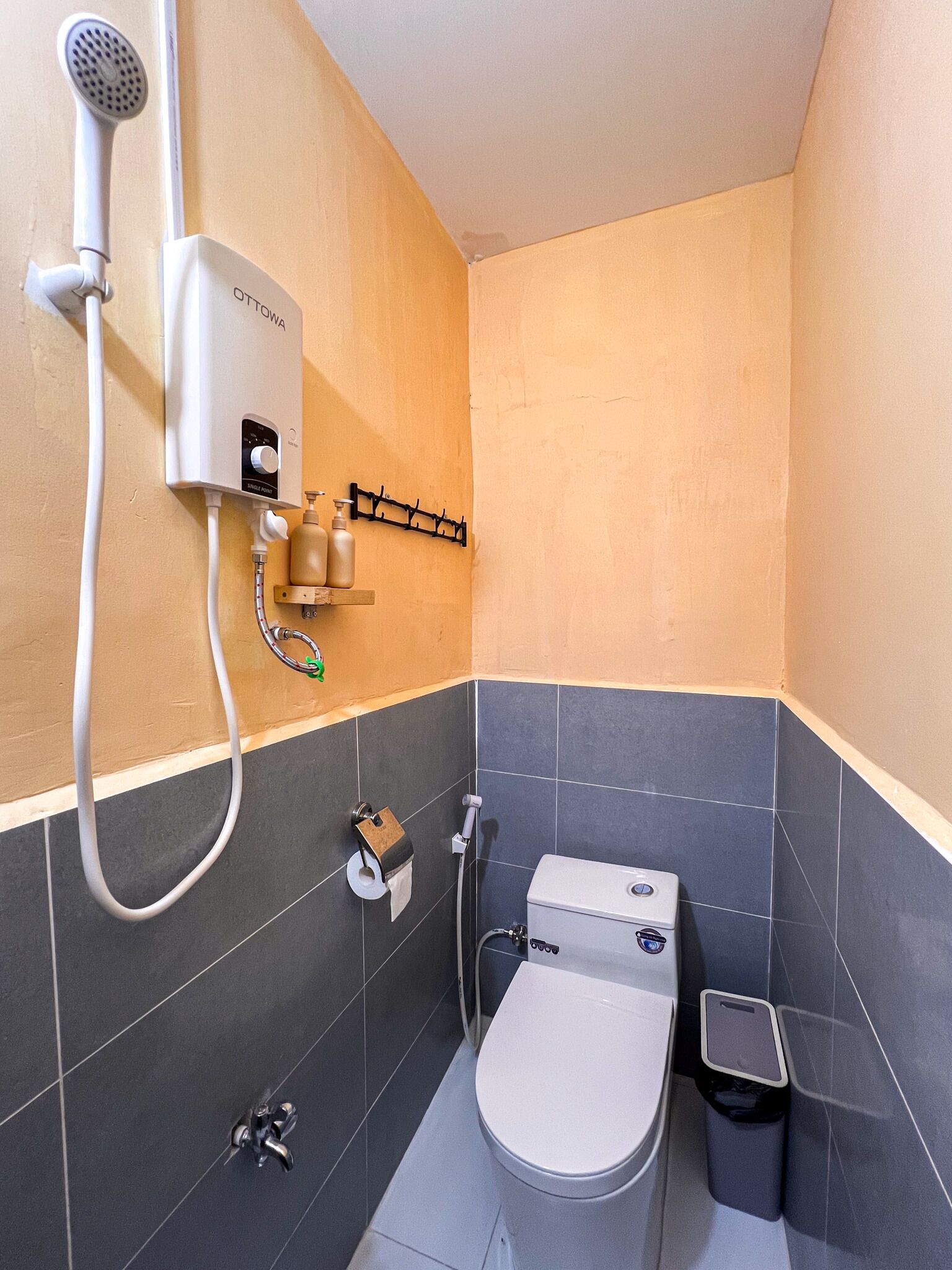 Douche, douche à « effet pluie », sèche-cheveux, chaussons