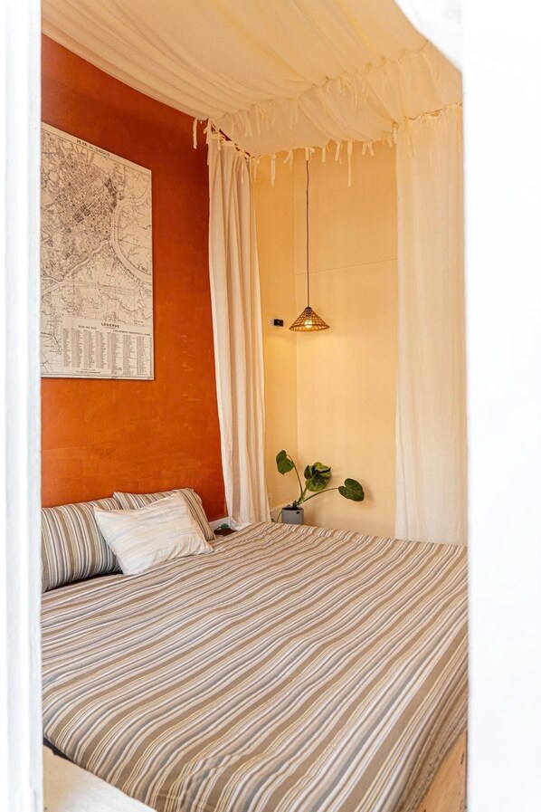 Habitación doble Confort | Decoración personalizada, muebles diferentes y escritorio 