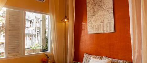 Comfort szoba kétszemélyes ággyal | Egyedi dekoráció, egyedi berendezés és íróasztal