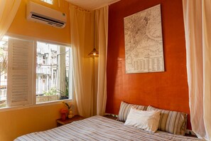 Habitación doble Confort | Decoración personalizada, muebles diferentes y escritorio 