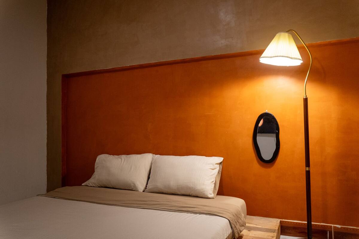 Habitación clásica | Decoración personalizada, muebles diferentes y escritorio