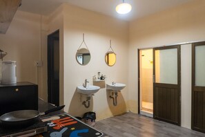 Microondas, parrilla de estufa y utensilios de cocina