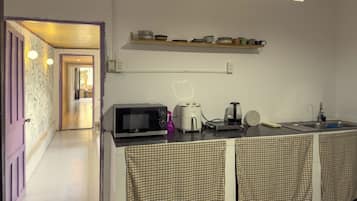 Microwave, stovetop, cookware/dishes/utensils