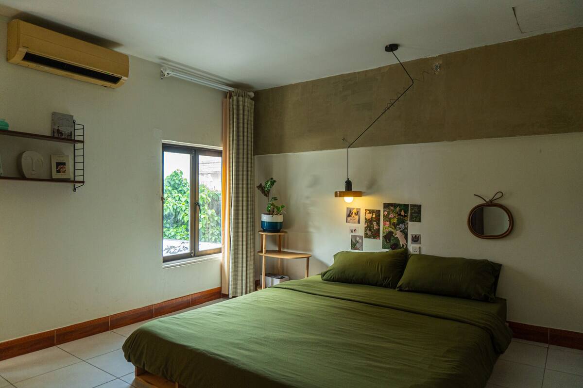 Habitación básica | Decoración personalizada, muebles diferentes y escritorio