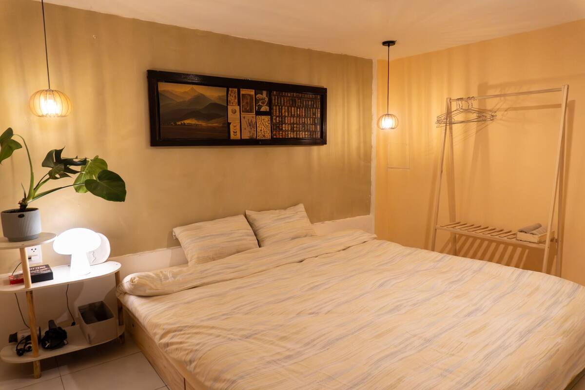 Habitación doble Confort | Decoración personalizada, muebles diferentes y escritorio