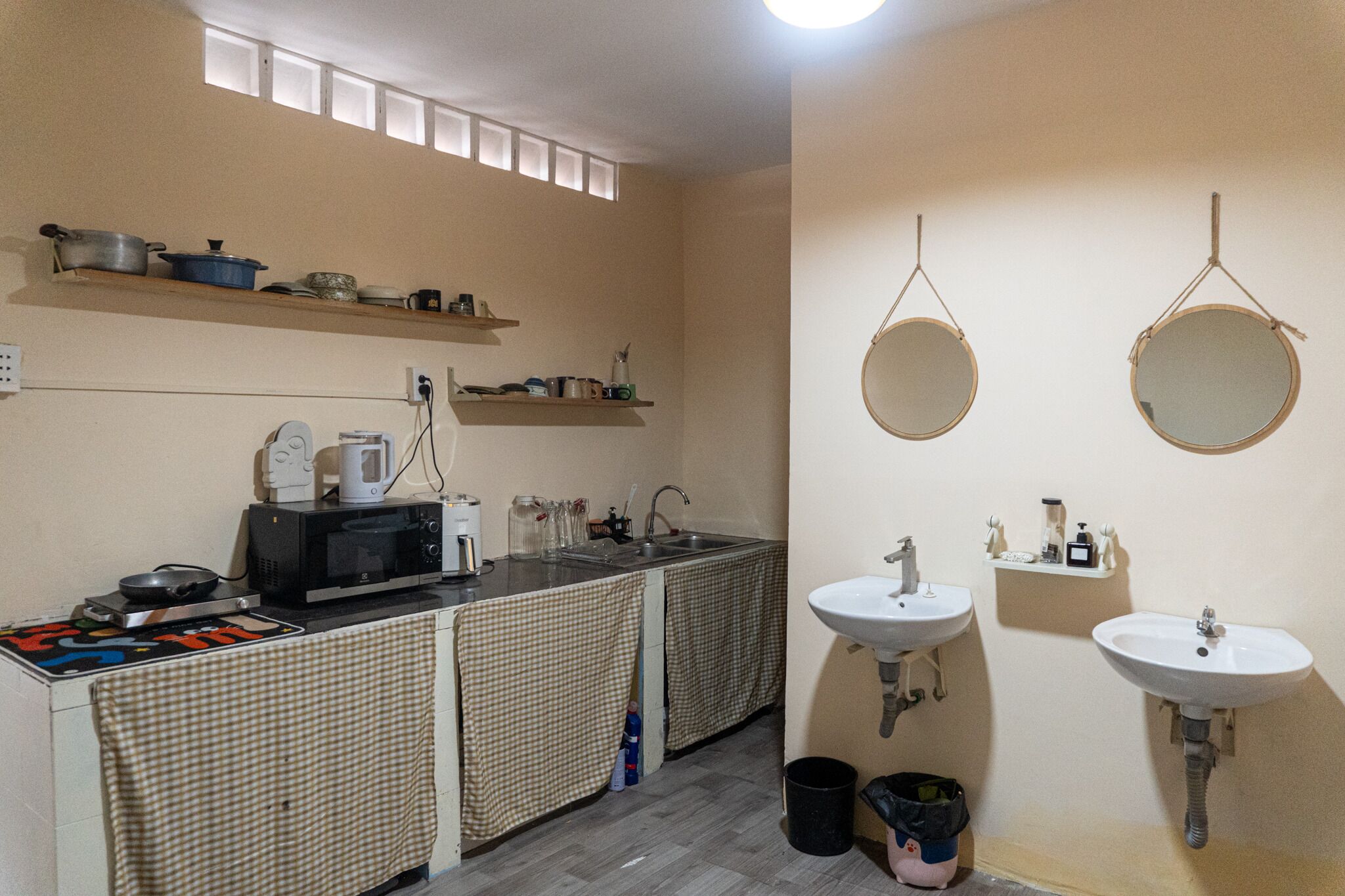 Microondas, placa de cocina, utensilios de cocina