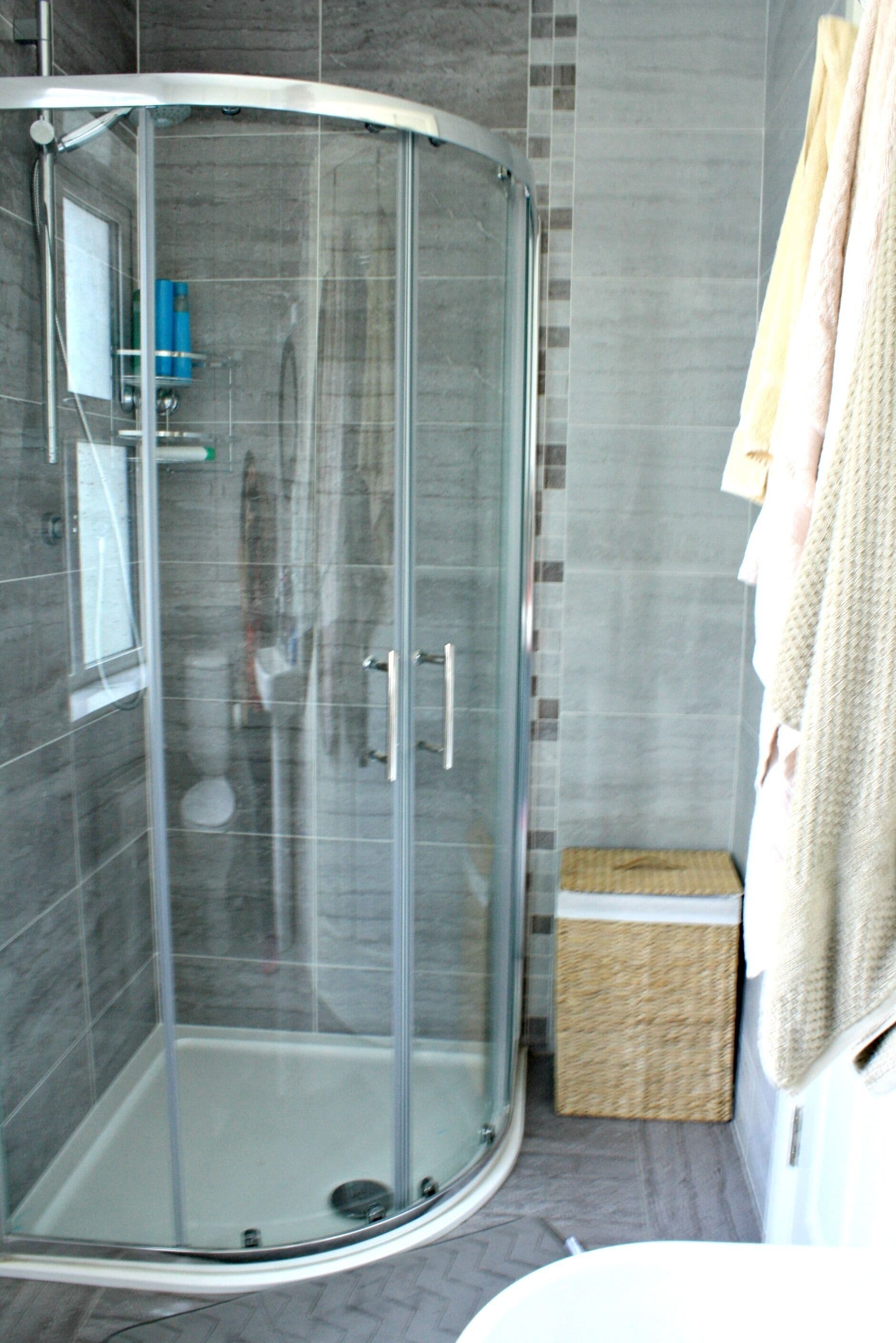 吹风机、毛巾、肥皂、卫生纸