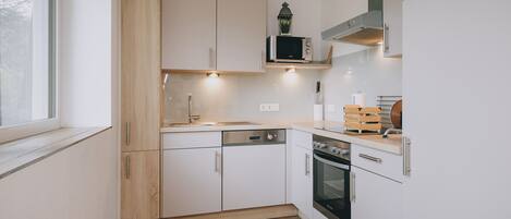 Réfrigérateur, four à micro-ondes, un four, lave-vaisselle