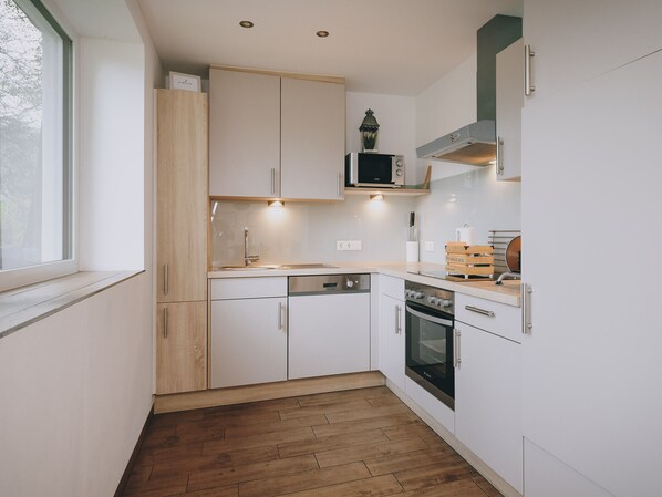 Kühlschrank, Mikrowelle, Ofen, Geschirrspüler