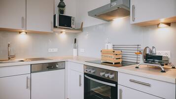 Kühlschrank, Mikrowelle, Ofen, Geschirrspüler