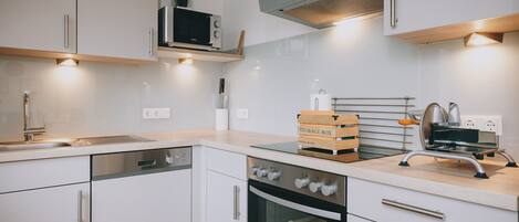 Jääkaappi, mikroaaltouuni, uuni, astianpesukone