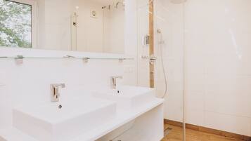 Dusche, Haartrockner, Handtücher, Toilettenpapier