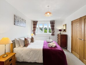 3 bedrooms, iron/ironing board, internet, bed sheets