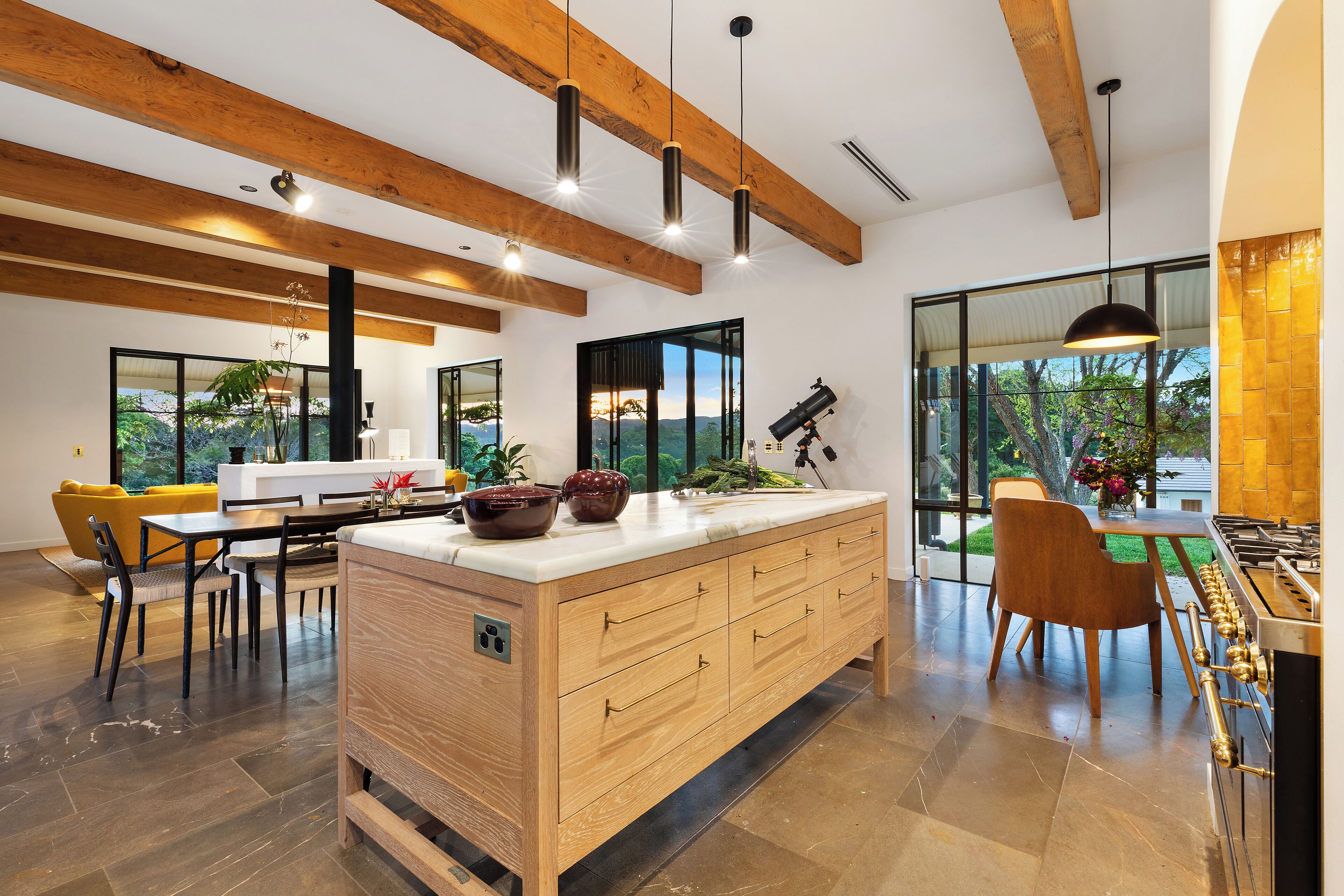 大型冰箱、微波爐、爐台、洗碗機