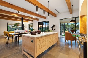 Täysikokoinen jääkaappi, mikroaaltouuni, liesi, astianpesukone