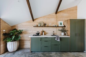 Kühlschrank, Herdplatte, Wasserkocher, Toaster