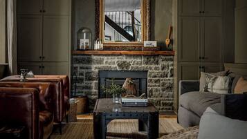 Luksushuoneisto, 2 makuuhuonetta, merinäköala, piha-alue | Oleskelualue | Televisio