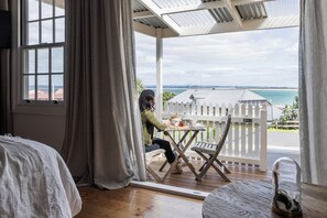 Phòng đôi Deluxe, 1 giường cỡ queen, quang cảnh biển, khu vực sân vườn | 1 phòng ngủ, màn/rèm cản sáng, phòng cách âm