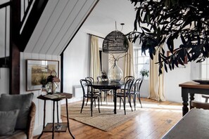 Luxe appartement, 2 slaapkamers, uitzicht op zee, aan de binnenplaats | Verduisterende gordijnen, geluiddichte muren