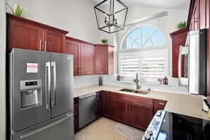 ثلاجة، ميكروويف، فرن، موقد طهي مسطح