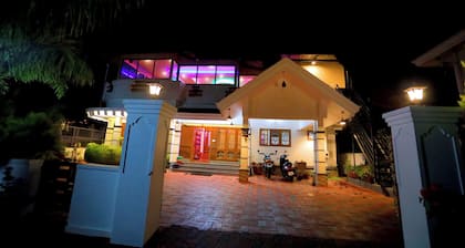 Hillsidecreek Homestay - Luxury 4 Bedroom Villa in Munnar, Kerala