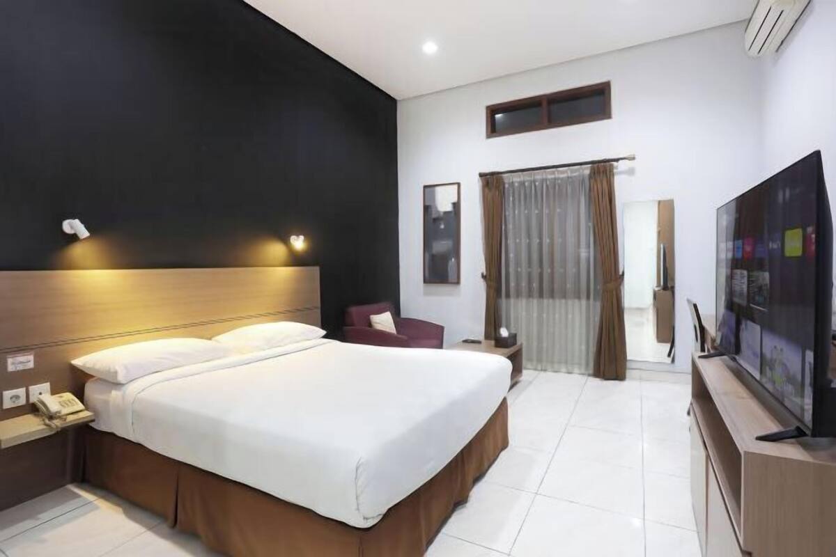 Laptop workspace, soundproofing, free WiFi, bed sheets