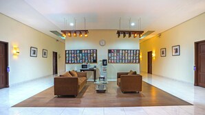 Lobby sitting area - Jambuluwuk Mansion Pakubuwono (Jakarta)