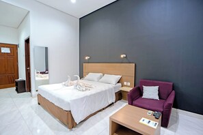 Espacio para trabajar con laptop y sistema de insonorización