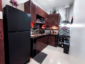 Jääkaappi, mikroaaltouuni, liesi, vedenkeitin