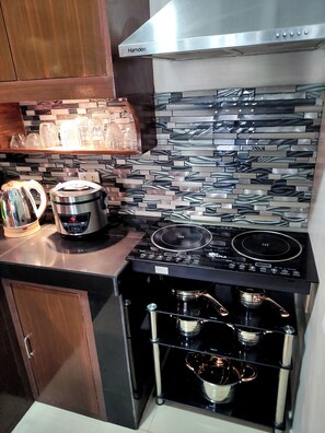 Fridge, microwave, stovetop, electric kettle - Snow 3BR House Near Clark International Airport, Philippines (Mabalacat)