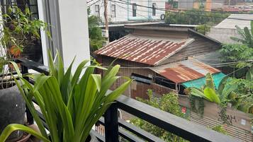 Comfort eenpersoonskamer, uitzicht op de stad | Uitzicht vanaf balkon