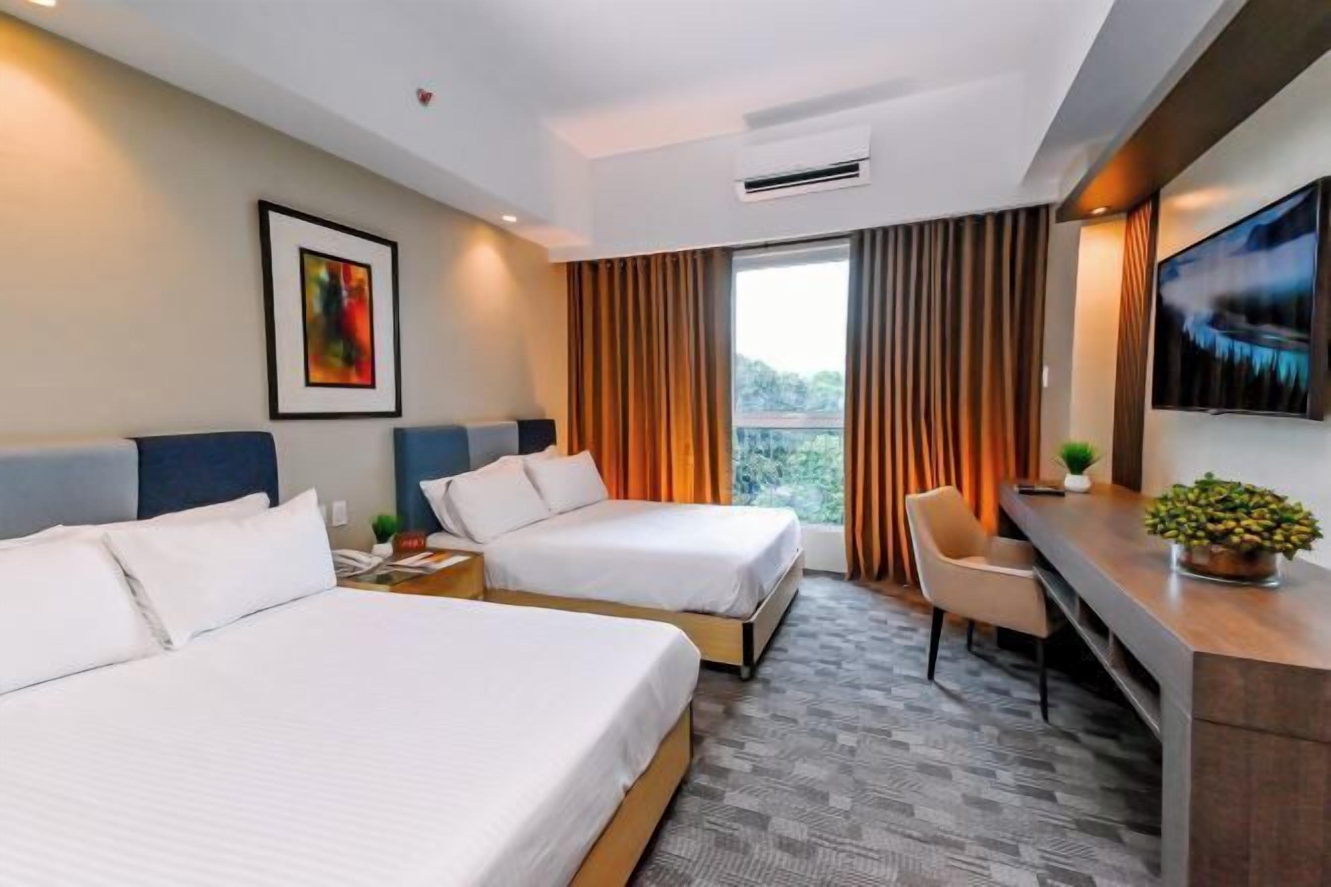 Minibar, Zimmersafe, Schreibtisch, laptopgeeigneter Arbeitsplatz