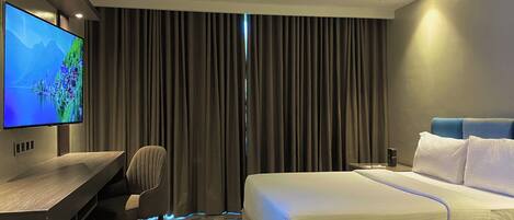 Habitació doble Deluxe, 1 llit de matrimoni | Minibar, caixa forta a l'habitació i escriptori