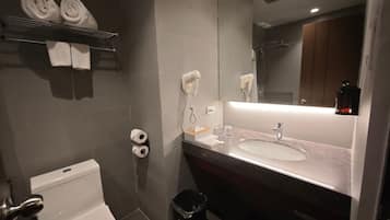 Deluxe Twin Room, 2 Double Beds | Bathroom