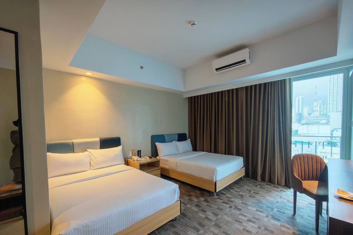 Superior Twin Room | Minibar, in-room safe, desk, laptop workspace