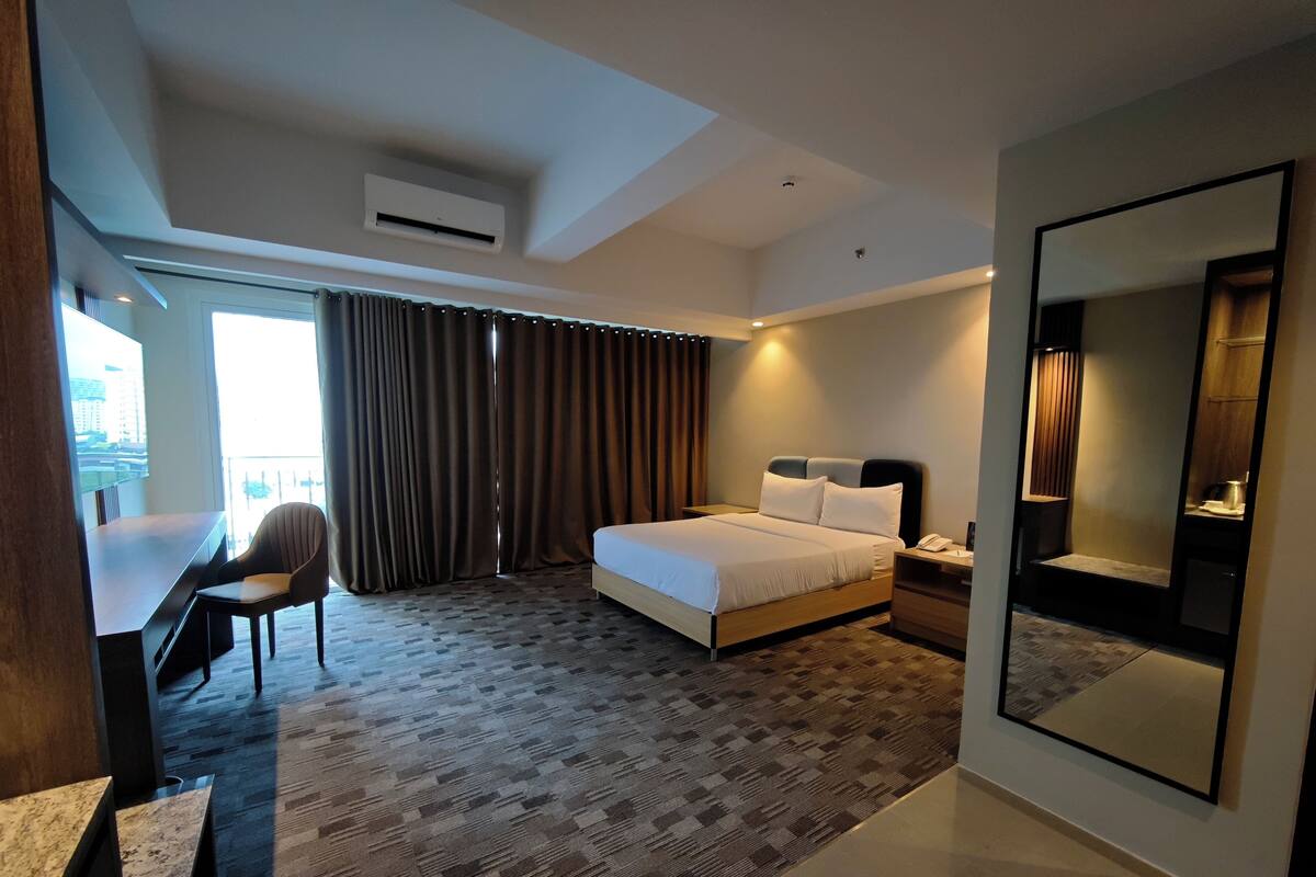 Junior Double Room | Minibar, in-room safe, desk, laptop workspace