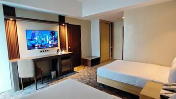 Minibar, Zimmersafe, Schreibtisch, laptopgeeigneter Arbeitsplatz