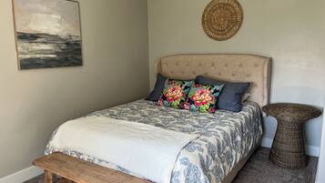 2 soveværelser, pengeskab på værelset, skrivebord, strygejern/strygebræt