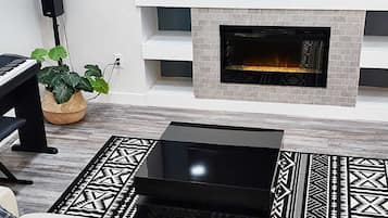 Smart TV, fireplace