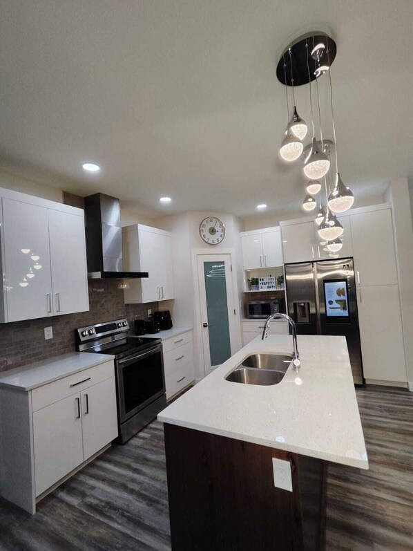 Fridge, microwave, oven, stovetop - Flamingo Home! A family-friendly home with 4 bedrooms and 3 bathrooms. (Winnipeg)