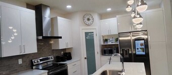 Flamingo Home! A family-friendly home with 4 bedrooms and 3 bathrooms.