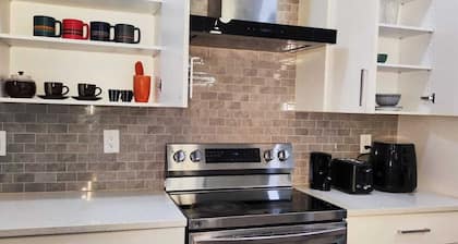 Flamingo Home! A family-friendly home with 4 bedrooms and 3 bathrooms.