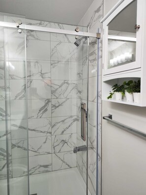 Dusj, hårføner, håndklær og såpe