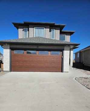 Exterior - Flamingo Home! A family-friendly home with 4 bedrooms and 3 bathrooms. (Winnipeg)