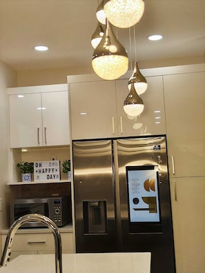 Interior - Flamingo Home! A family-friendly home with 4 bedrooms and 3 bathrooms. (Winnipeg)