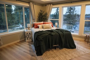 6 Schlafzimmer, Schreibtisch, Bügeleisen/Bügelbrett, Reisekinderbett